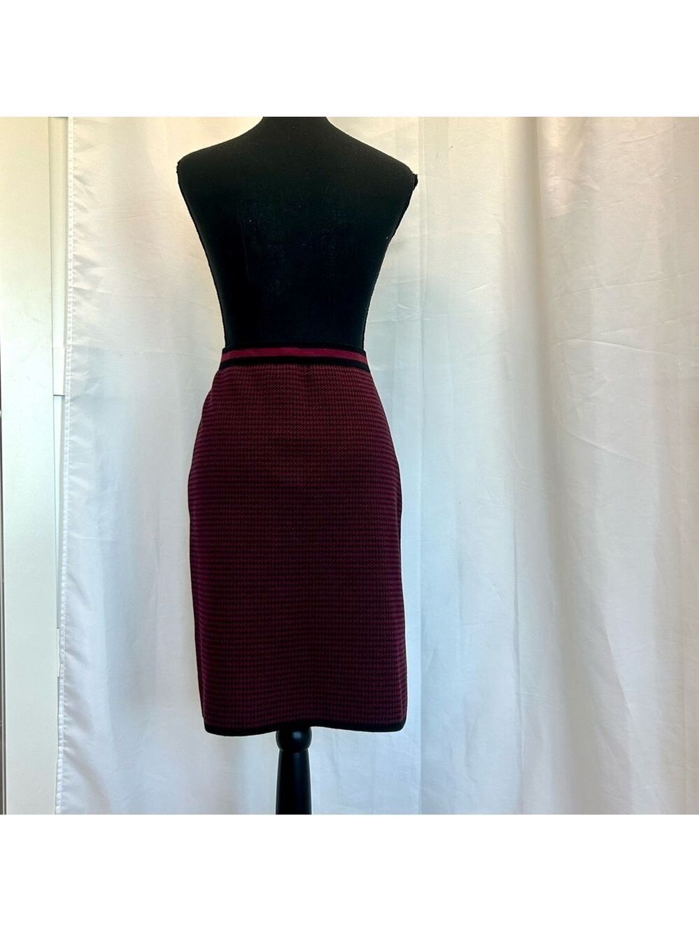 KARL Lagerfeld red Burgundy black geometric print knit pencil skirt Sz M NWT - Picture 3 of 11